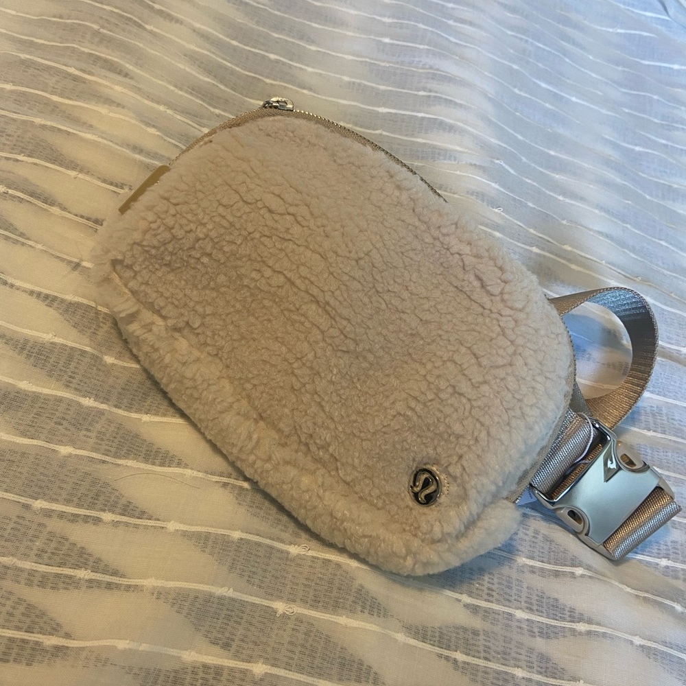 Lululemon Everywhere belt bag